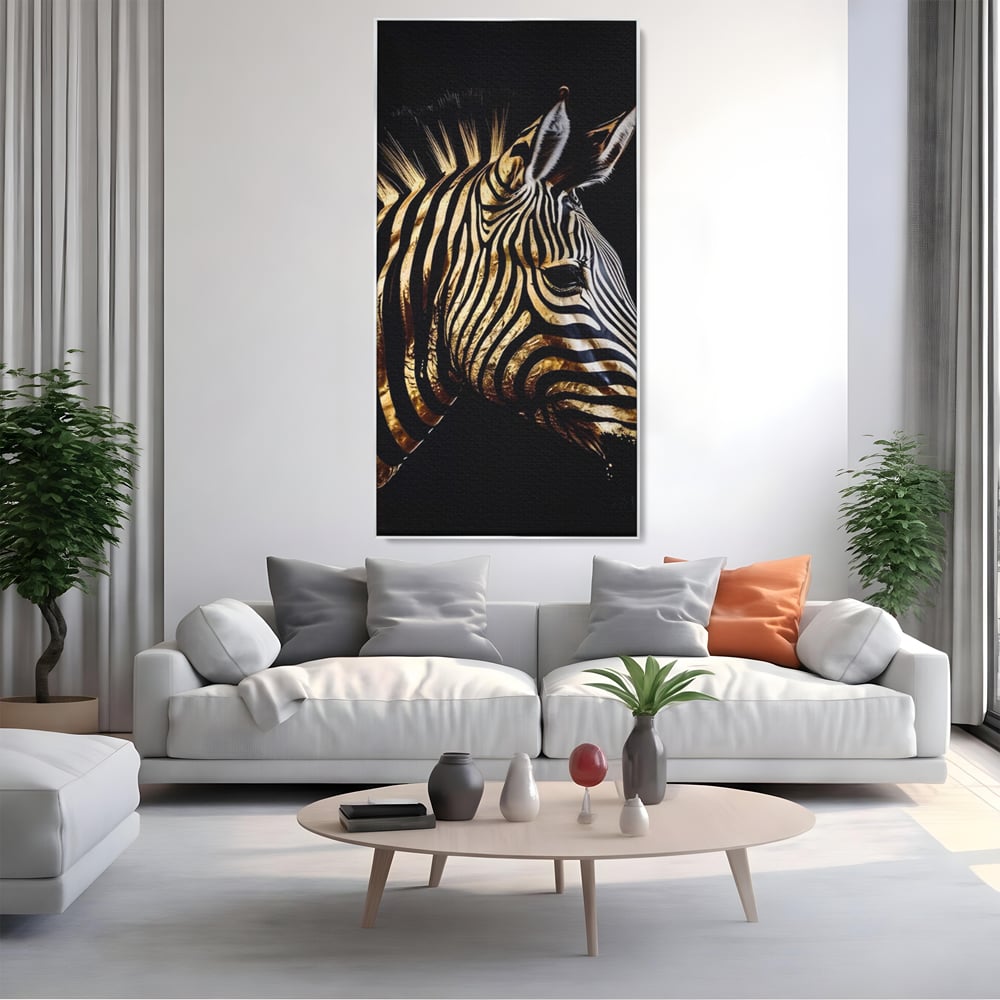 Tablou canvas cu tablou canvas cu cap de zebra aurie, in rama de aluminiu argintiu, pe perete intr-un living